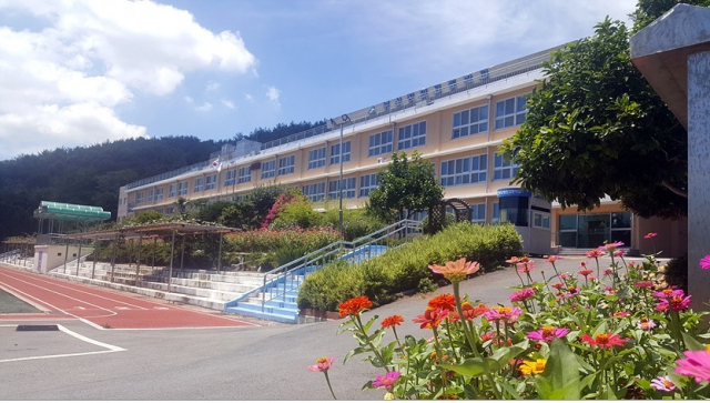 부산 기장군 장안고등학교는 29일 교육부의 자율형 공립고 2.0 대상 고등학교로 지정됐다. 장안고 교정. 장안고 홈페이지