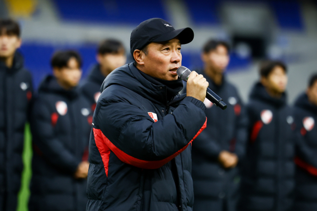 지난달 24일 오후 부산아시아드주경기장에서 열린 부산 아이파크 2024시즌 출정식에서 팬들에게 올 시즌 각오를 밝히고 있는 박진섭 감독. 부산 아이파크 제공