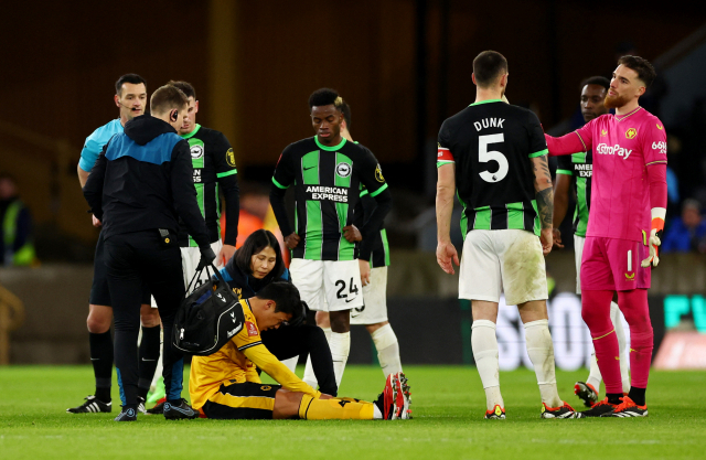 29일(한국시간) 열린 울버햄프턴과 브라이턴의 잉글랜드 FA컵 16강전에서 햄스트링 부상을 입은 황희찬이 그라운드에 주저앉아 있다. 로이터연합뉴스