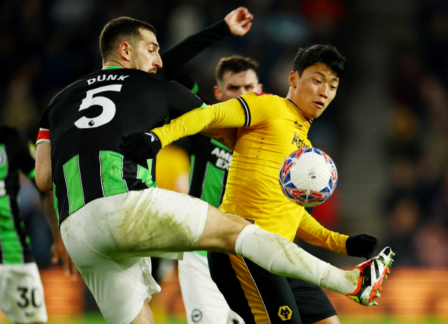 지난달 29일(한국시간) 열린 울버햄프턴과 브라이턴의 잉글랜드 FA컵 16강전에서 황희찬이 볼경합을 하고 있다. 로이터연합뉴스