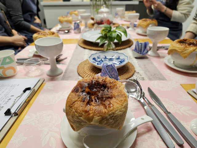 부산 남구 한 쿠킹클래스를 수강한 기자 앞에 놓인 음식과 식기들. 조경건 부산닷컴 기자