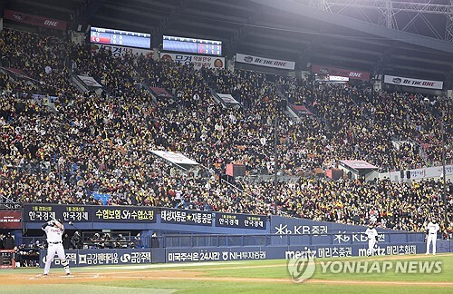 지난해 잠실야구장에서 펼쳐진 KBO리그 경기 모습. 연합뉴스