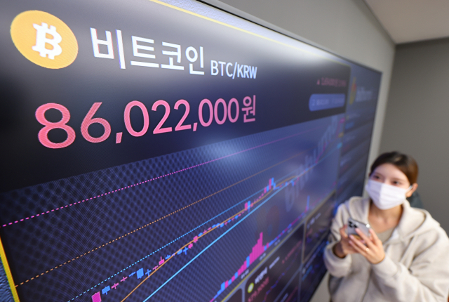 비트코인 가격이 국내 원화거래소에서 연일 사상 최고가를 기록하고 있는 29일 오전 서울 서초구 빗썸 고객센터 스크린 앞에서 직원이 비트코인 시세를 확인하고 있다. 연합뉴스
