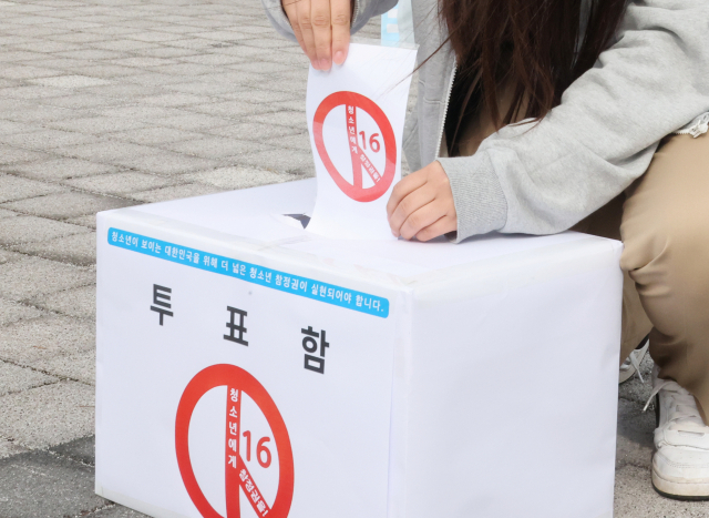 4·10 제22대 국회의원 선거를 앞두고 27일 전북특별자치도청 앞에서 청소년 모의 투표 전북운동본부 출범식이 열렸다.청소년 모의 투표는 청소년들이 선거에 간접적으로 참여하여 청소년들의 목소리가 국회 정책에 반영되도록 하기 위해 마련됐다. 연합뉴스