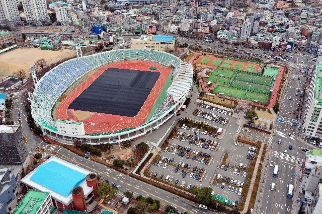 2019년 부산 서구 구덕야구장을 철거하고 조성한 체육공원이 4년만에 아파트로 재개발이 추진되고 있어 논란이 일고 있다. 구덕야구장 자리에 들어선 체육공원과 구덕운동장 일대 모습(상공 촬영). 정종회 기자 jjh@