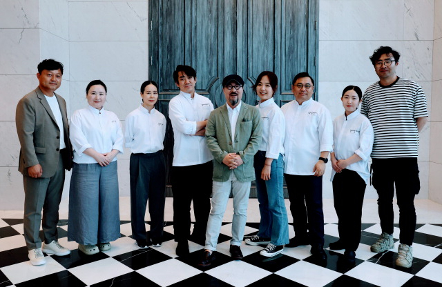 지난해 부산시의 ‘B-FOOD’ 레시피 개발에 참여한 셰프들의 모습. 부산로컬푸드랩 주요 멤버로 참여하고 있는 이들은 올해도 레시피 개발을 이어나갈 계획이다. 부산일보DB