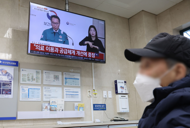 정부가 정한 이탈 전공의 복귀 시한인 29일 부산 서구 부산대학교병원 응급실 앞에서 환자 보호자들이 뉴스를 보고 있다. 정종회 기자 jjh@