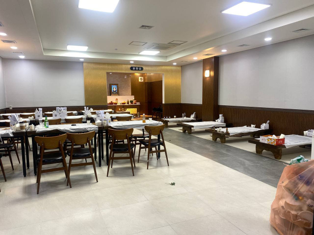 지난달 23일 공영장례가 열린 부산 사상구의 한 장례식장 빈소에 치우지 않은 쓰레기 봉투와 소주병이 널려 있다. 부산반빈곤센터 제공