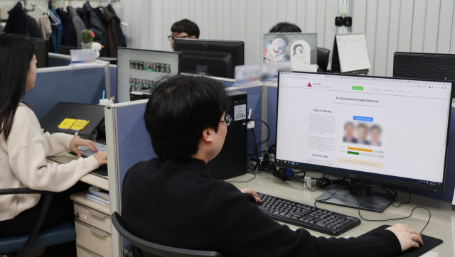 지난달 22일 부산시선거관리위원회 사무실에서 AI모니터링단 전담요원이 다양한 플랫폼에서 조작 영상과 딥페이크 선거운동 영상을 모니터링 하고 있다. 이재찬 기자 chan@
