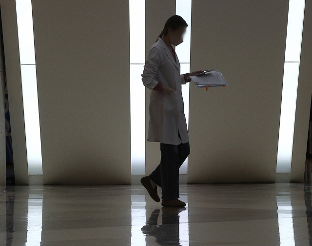 전공의 집단이탈 열흘째, 정부가 제안한 복귀 시한 마지막 날인 29일 대구 한 대학병원에서 의료진이 이동하고 있다. 연합뉴스