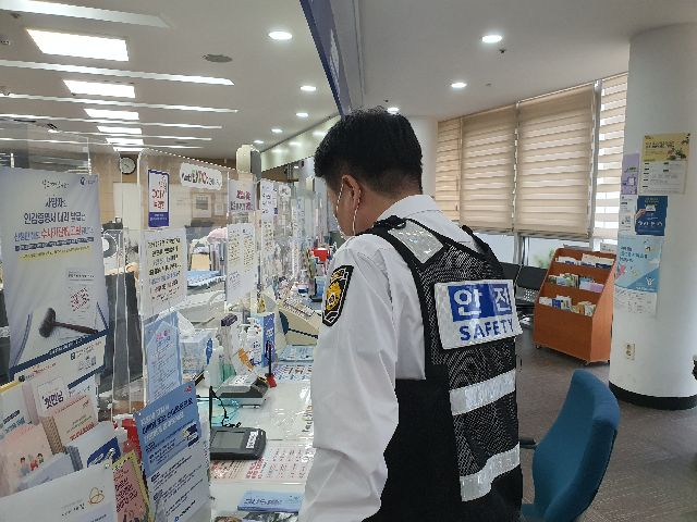 부산 중구청이 지난해 관내 주민센터에 안전요원을 배치한 모습. 중구청 제공