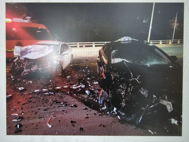 2일 새벽 울산 효문고가도로에서 역주행하던 승용차와 택시가 정면 충돌하는 사고가 발생했다. 이 사고로 두 차량이 형체를 알아보기 힘들 정도로 찌그러져 있다. 울산경찰청 제공