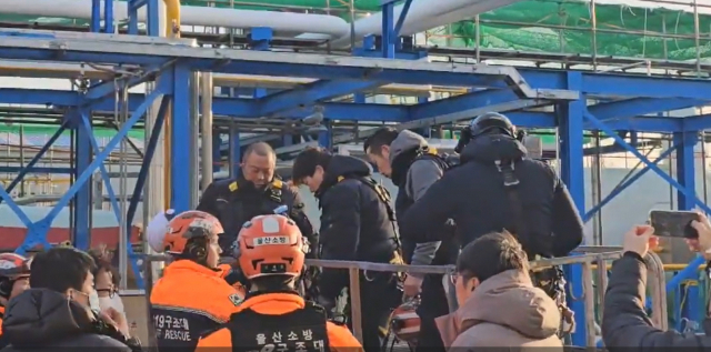 한국알콜산업 울산공장에서 고공 농성을 하던 화물연대 조합원 2명이 2일 농성을 풀고 지상으로 내려오고 있다. 독자 제공