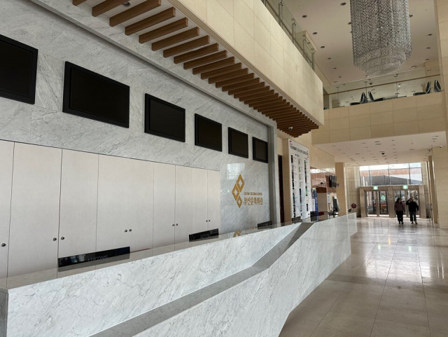 지난 1월 한 달간 진행된 로비 개선 공사를 통해 더 넓어진 부산문화회관 대극장 티켓 부스. 김은영 기자 key66@busan.com