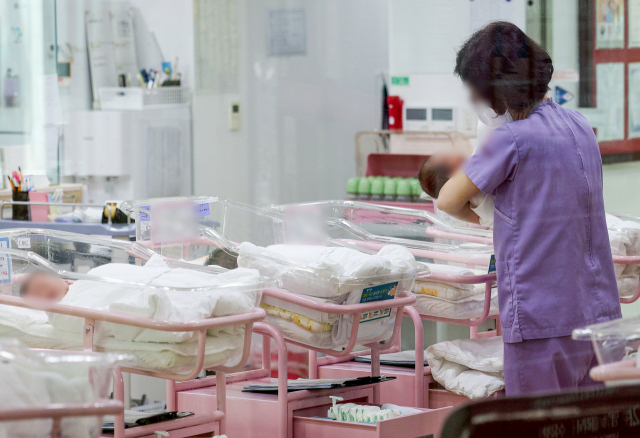 지난달 28일 서울 시내 한 산후조리원 신생아실에서 간호사 등 관계자가 신생아들을 돌보고 있다. 공동취재단 제공