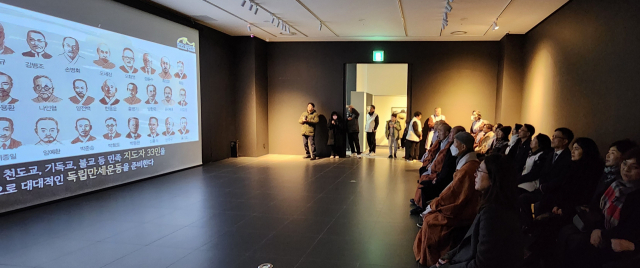 범어사성보박물관에서 열리고 있는 105주년 3·1절 기념전 영상 관람 모습. 범어사성보박물관 제공