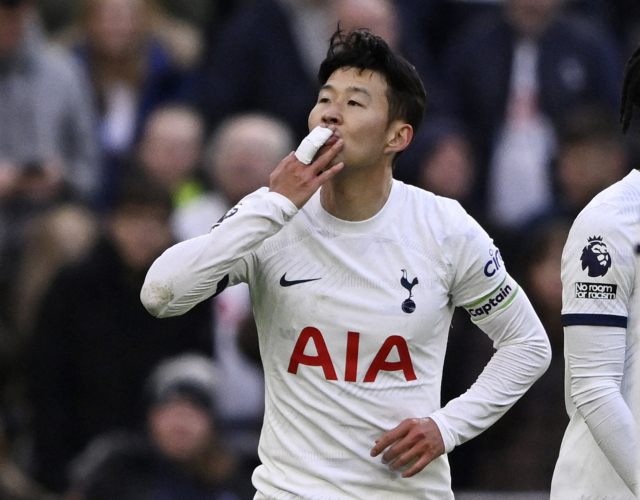 토트넘 홋스퍼의 캡틴 손흥민이 3일(한국시간) 크리스탈 팰리스와 홈 경기에서 승부에 쐐기를 박는 팀의 3번째 골을 터뜨린 뒤 세리머니를 하고 있다. 로이터연합뉴스