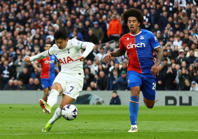 토트넘 홋스퍼의 캡틴 손흥민이 3일(한국시간) 크리스탈 팰리스와 홈 경기에서 승부에 쐐기를 박는 팀의 3번째 골을 터뜨리고 있다. 로이터연합뉴스