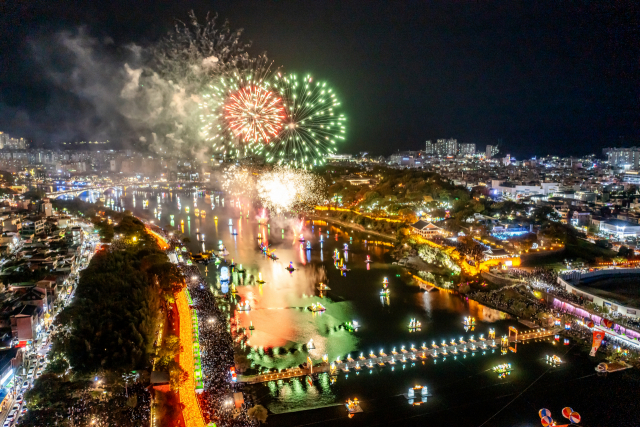 진주남강유등축제 핵심 콘텐츠인 ‘수상불꽃놀이’ 모습. 다양한 시각적 효과를 통해 국내 대표 야간축제로 자리매김했다. 김현우 기자