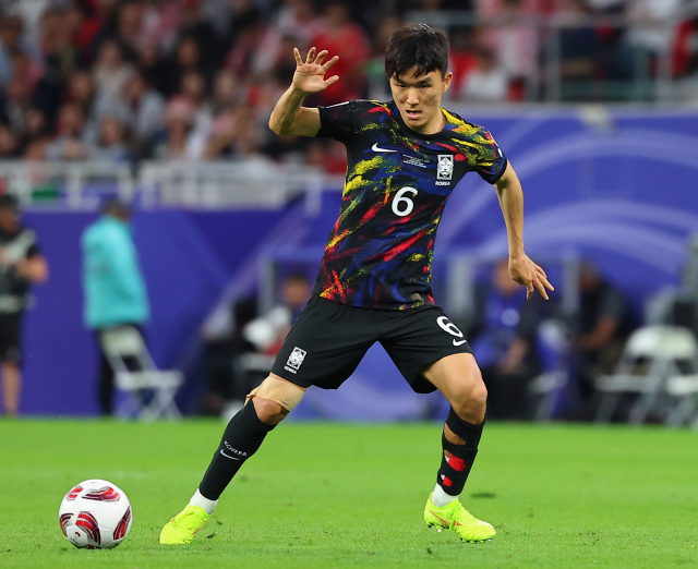 지난달 6일(현지시간) 카타르 알라이얀 아흐마드 빈 알리 스타디움 열린 2023 아시아축구연맹(AFC) 아시안컵 4강전 한국과 요르단 경기에서 황인범이 드리블을 하고 있다. 연합뉴스