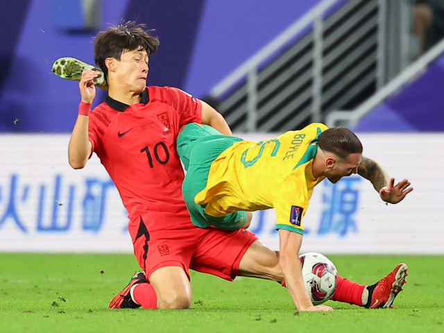 지난달 2일(현지시간) 카타르 알와크라 알자누브 스타디움 열린 2023 아시아축구연맹(AFC) 아시안컵 8강전 한국과 호주의 경기에서 이재성이 볼경합을 벌이고 있다. 연합뉴스