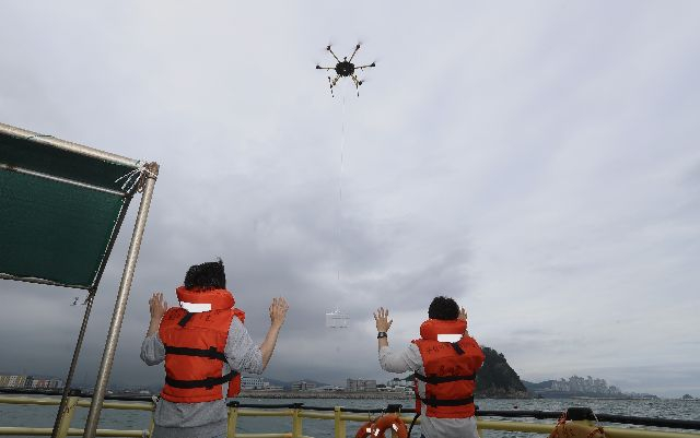부산 지역 스타트업 '해양드론기술'의 드론이 부산 영도구 하리 해상낚시터로 짜장면을 배달하고 있다. 부산일보DB
