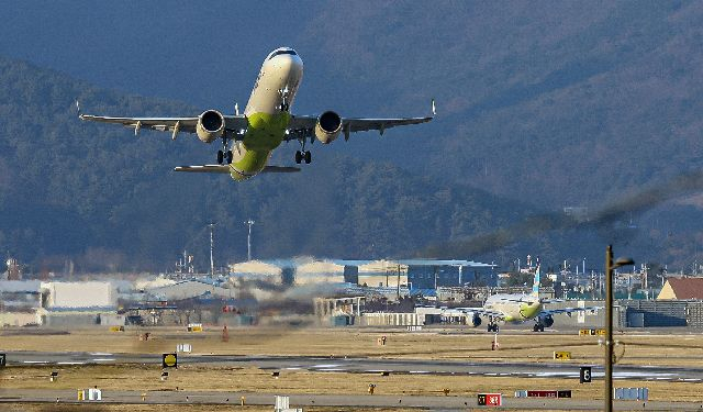 부산 김해국제공항 활주로에서 이륙하는 에어부산 항공기. 부산일보DB