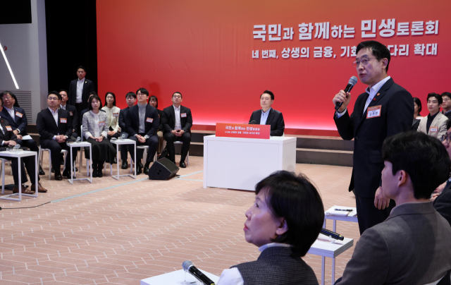 ISA 계좌가 9년만에 한도와 비과세 폭을 넓히는 방안을 추진한다. 전문가들은 혜택이 큰 만큼 자금 여력이 없더라도 계좌 개설을 추천한다. 지난 1월 대통령 주재 토론회에서 금융위원회가 ISA 계좌 지원 강화 방안을 발표했다. 연합뉴스