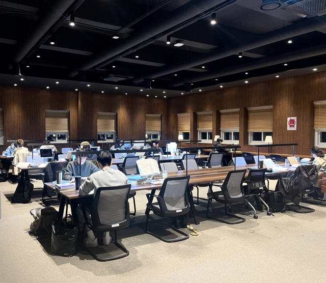 연휴 첫날인 지난 1일 오후 7시 부산 금정구 장전동 부산대학교 도서관에서 학생들이 공부에 열중하고 있다.