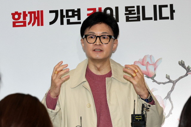 국민의힘 한동훈 비상대책위원장이 3일 오후 서울 여의도 당사에 들어서며 취재진의 질문에 답하고 있다. 연합뉴스