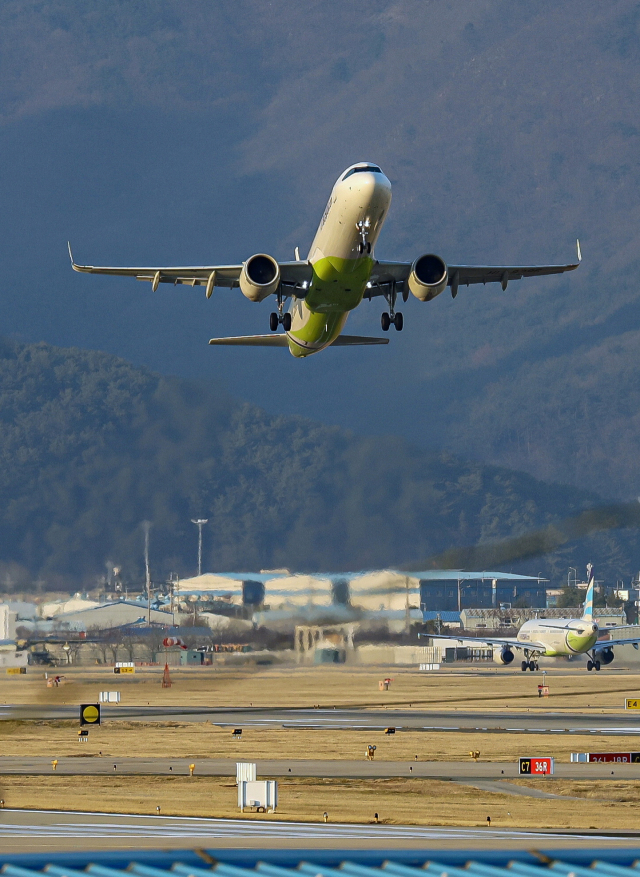 부산 김해국제공항 활주로에서 이륙하는 에어부산 항공기. 정종회 기자 jjh@