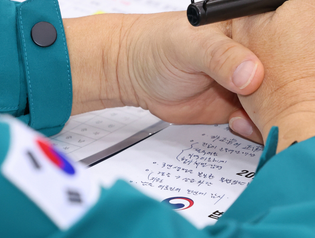 박성재 법무부장관이 3일 정부서울청사에서 열린 의사 집단행동 관련 중앙재난안전대책본부 회의에서 한덕수 국무총리의 발언을 적어가며 경청하고 있다. 연합뉴스