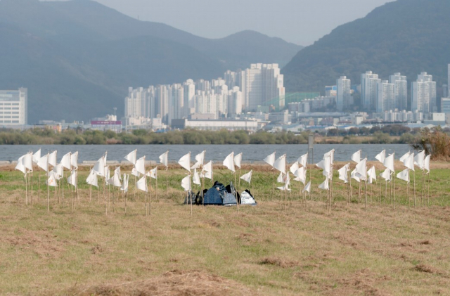 지난해 부산문화재단 공공예술 부문으로 지원받은 실험실C의 '짠 것들의 연결망' 리서치 장면. 부산문화재단 제공