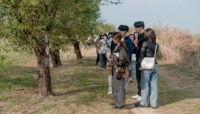 지난해 부산문화재단 공공예술 부문으로 지원받은 실험실C의 '짠 것들의 연결망' 리서치 장면. 부산문화재단 제공