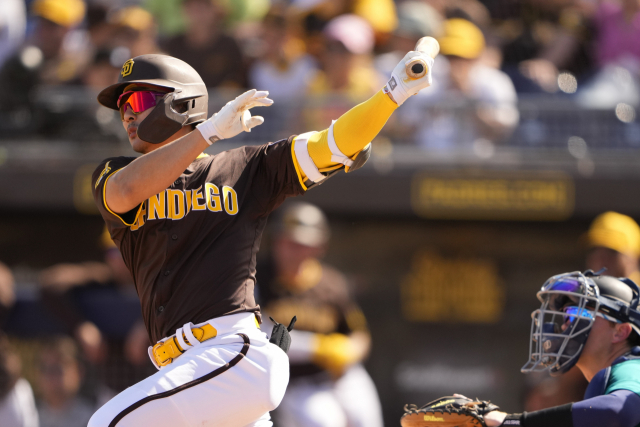 3일(현지시간) 시애틀 매리너스와 홈 경기에서 타격을 하고 있는 샌디에이고 파드리스의 김하성. AP연합뉴스