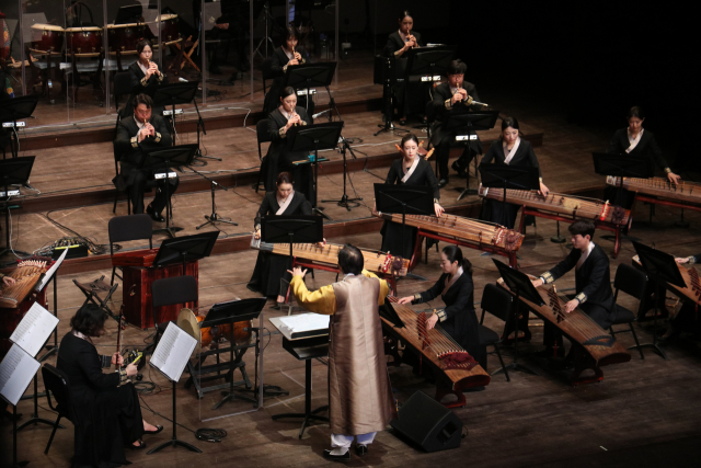 국립부산국악원 ‘전통에 대한 경의’ 공연이 오는 8~9일 국립부산국악원 연악당에서 공연한다. 사진은 국립부산국악원 기악단 연주 모습. 국립부산국악원 제공