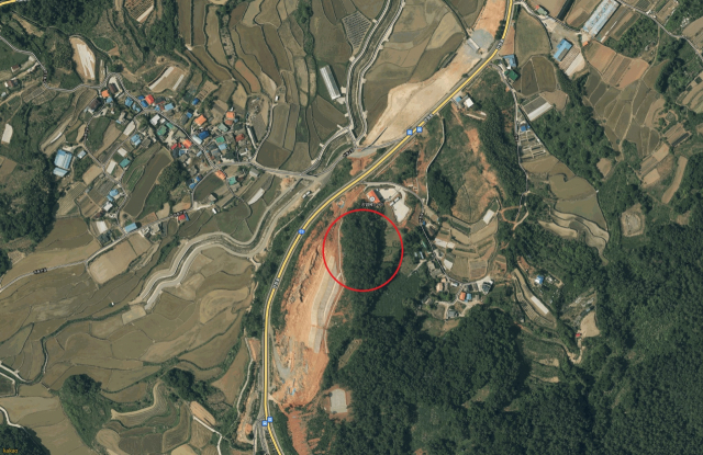 통영시 광도면에 사업장을 둔 레미콘 업체가 이전을 위해 공장 설립 계획을 신청한 고성군 거류면 신용리 산 53-2 일원. 붉은색 원이 대상지다. 카카오맵 캡처