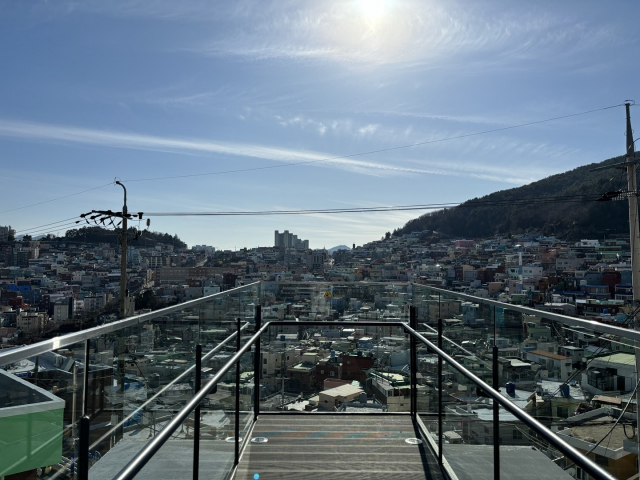 부산진구 범천동 호천마을 달빛 플랫폼 옥상에서 바라본 마을 일대. 부산진구청 제공