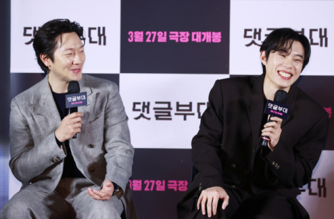 배우 손석구(왼쪽)와 김성철이 4일 서울 광진구 롯데시네마 건대입구에서 열린 ‘댓글부대’ 제작보고회에서 질문에 답하고 있다. 연합뉴스