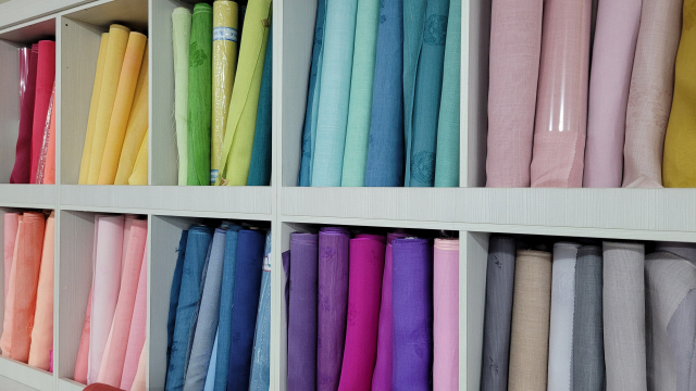 진주 실크 원단 모습. 진주시는 노후산단에 흩어져 있던 실크업체들을 모아 산업을 활성화 시키기 위해 실크전문농공단지를 조성했다. 김현우 기자