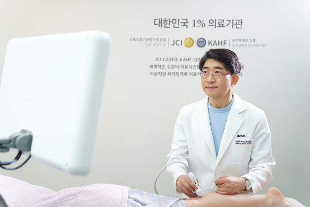 김병준레다스흉부외과 김병준 대표원장이 하지정맥류 환자를 진료하고 있다. 김병준레다스흉부외과 제공