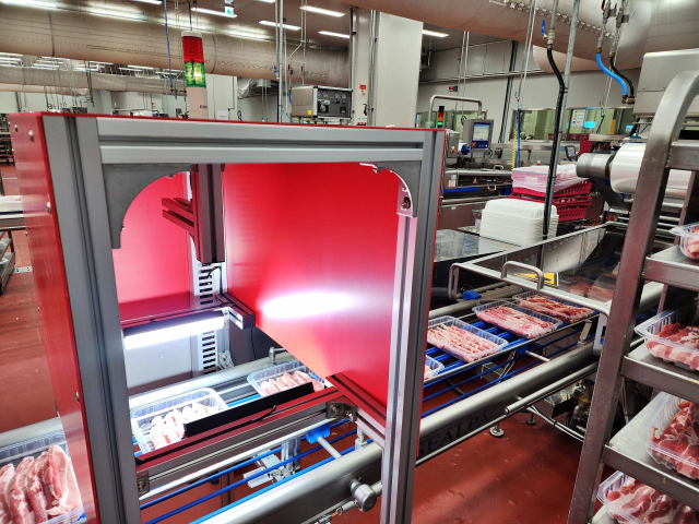 유통업계에 인공지능(AI) 활용이 늘어나고 있다. 롯데마트가 삼겹살 품질 검수에 도입한 AI 선별시스템. 롯데마트 제공