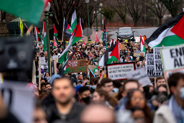 2일(현지시간) 미국 워싱턴DC 이스라엘 대사관 앞에서 가자 휴전을 촉구하는 집회가 열리고 있다. 로이터연합뉴스