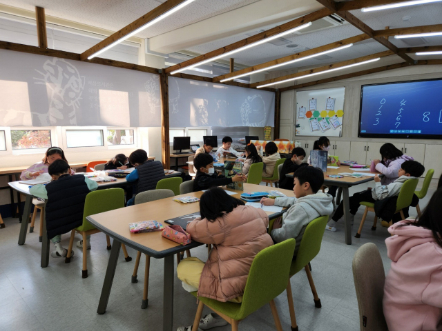 초등학생들이 도서관과 친해지는 방법을 배우는 것은 매우 중요하다. 도서관에서 진행되는 독서 교육에 참여한다면 큰 도움을 받을 수 있다. 부산 성북초등학교 학생들이 학교 도서관에서 책을 읽고 있다. 김보영 교사 제공