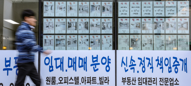 20~30대 거주자가 많은 오피스텔을 투기 대상이 아니라 청년들의 ‘주거 사다리’로 반드시 필요하다는 정책적 관점이 절실하다. 부산 부산진구의 한 부동산에 붙어있는 안내문. 김종진 기자 kjj1761@