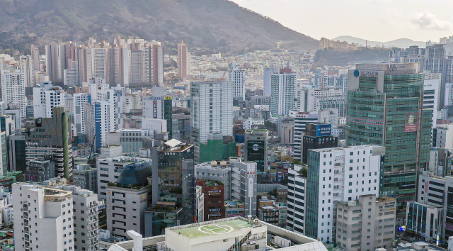 오피스텔과 함께 ‘주거 사다리’로 꼽히는 빌라의 공급도 씨가 마르고 있다. 부산 부산진구의 오피스텔과 빌라 전경. 김종진 기자
