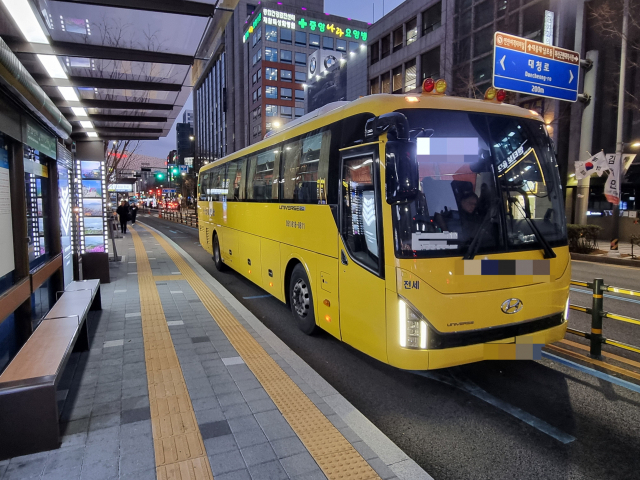 부산 중구의 한 BRT 정류장에 지난달 28일 통근버스가 정차해 있다. 김준현 기자 joon@