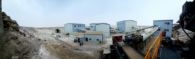 2차전지 선도기업 금양이 4695 배터리 개발에 성공해 큰 관심을 모으고 있다. 4695 배터리 제조공정 현장(위)과 몽골 몬라사의 엘스테이 광산 채굴 현장. 금양 제공