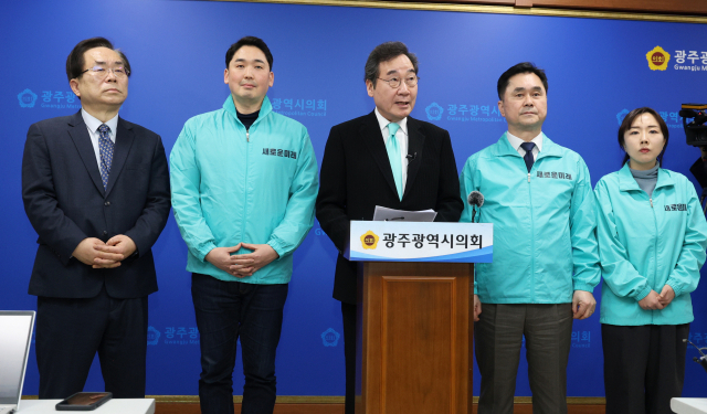 개혁신당 김종인 공천관리위원장이 4일 국회에서 열린 최고위원회의에서 영입 인재인 김범준 전 부산대학교 특임교수에게 당 점퍼를 입혀주고 있다(왼쪽). 새로운미래 이낙연 공동대표가 4일 오후 광주시의회에서 총선 출마 기자회견을 하고 있다. 연합뉴스