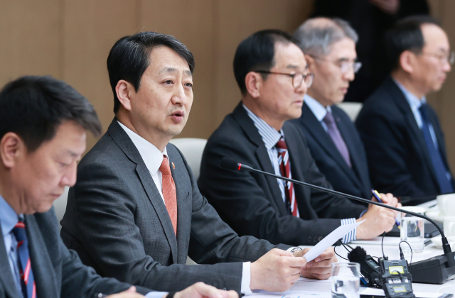 안덕근(왼쪽 두 번째) 산업통상자원부 장관이 5일 오후 서울 중구 대한상공회의소 EC룸에서 K-조선 차세대 이니셔티브 1차 회의를 주재하고 있다. 산업부 제공